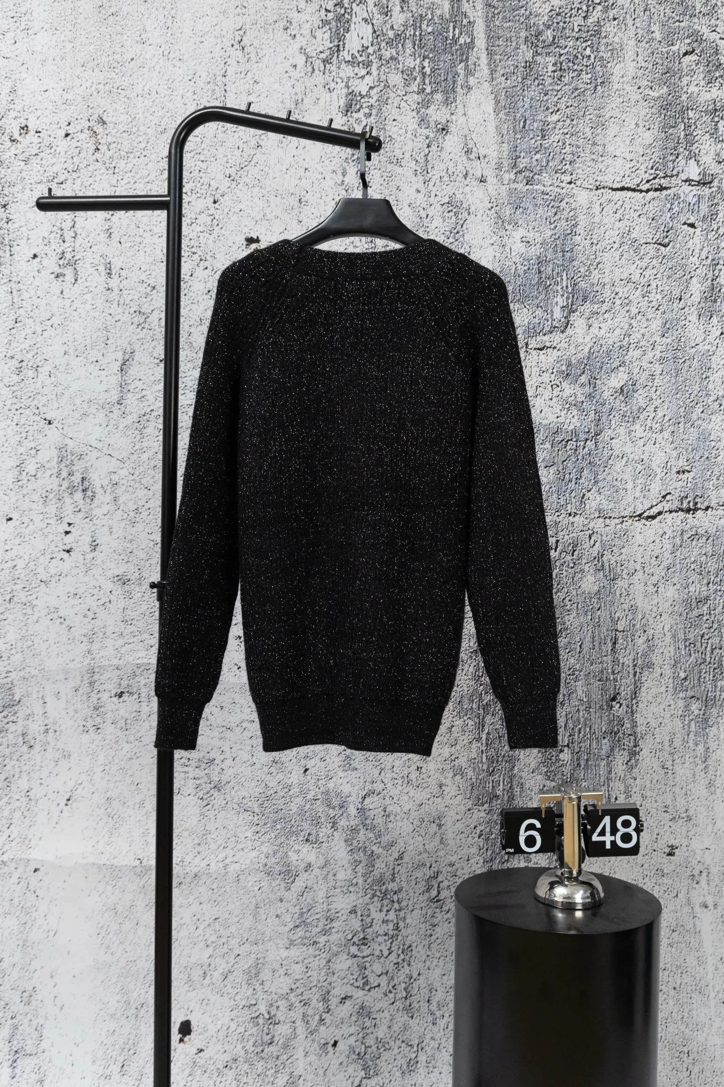 💰300 Saint Laurent is 2026 new autumn and winter black glitter V-neck knitted cardigan 1. Style: loose-fitting V-neck cardigan with single-breasted design, brand woven logo on the collar, and golden YSL classic embroidery logo on the left chest. 2. Material: The knitted fabric is mixed with glitter elements, which presents a delicate luster under the light. The black base and fine glitter effect enhance the texture and fashion. 3. Style: The overall style is simple and dark, and the glitter and metal logo add a sense of sophistication. It has both casual and light luxury attributes. It can be worn alone or layered. Size: SML Color: Black
